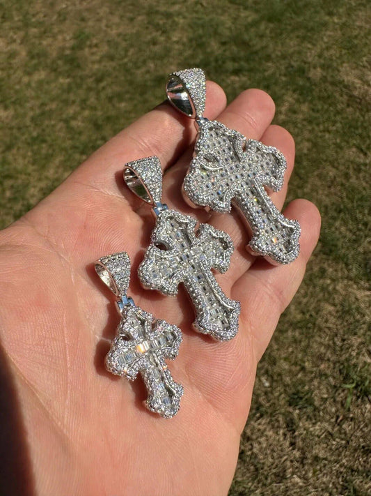 Cruz Gótica con Moissanita Baguette - Plata 925